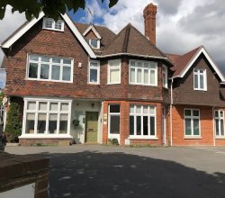 Trusted Cosmetic dentist Pangbourne offering Composite bonding Pangbourne, Dental veneers Pangbourne, Clear aligners Pangbourne and Dental crowns Pangbourne.