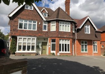 Trusted Cosmetic dentist Pangbourne offering Composite bonding Pangbourne, Dental veneers Pangbourne, Clear aligners Pangbourne and Dental crowns Pangbourne.
