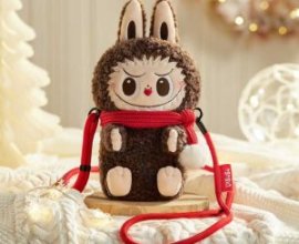 Small Collectibles, Big Style: How Toy Charms Are Transforming Everyday Outfits